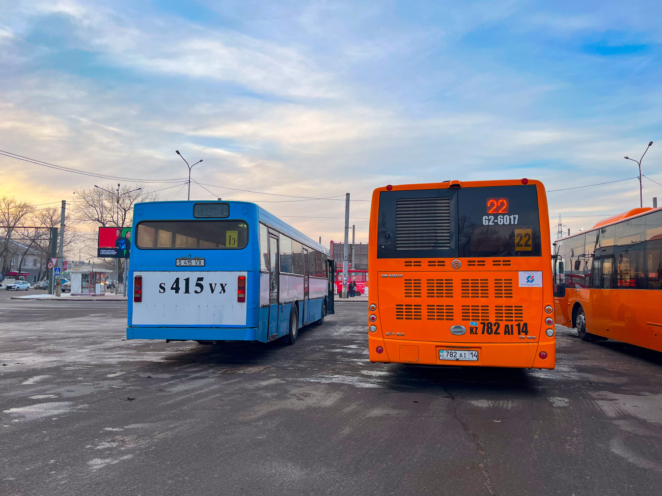 Pavlodar, Wiima K202 # S 415 VX; Pavlodar, Golden Dragon XML6125CR # G2-6017